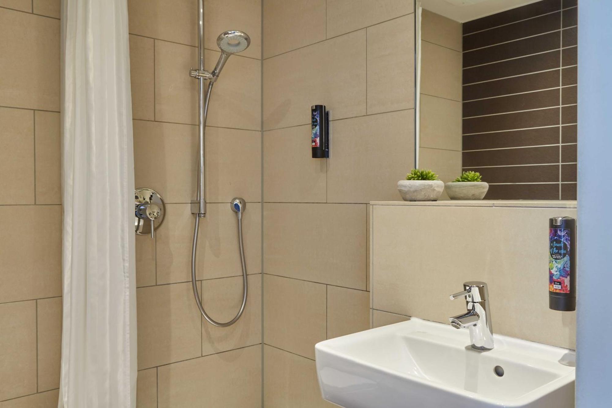 Standard Queen Room,1555314103:JPEG